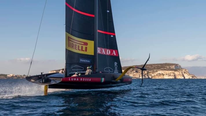   Trotz Schatten gut zu erkennen: der geformte Rumpf der ersten italienischen Cup-Yacht