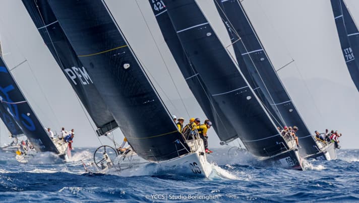   Le peloton du championnat du monde dans la zone de navigation au large de Porto Cervo