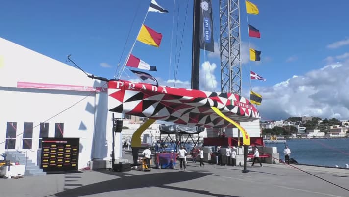 Chiaramente riconoscibile: Mentre il T-foil appare completamente piatto sul lato sinistro, è disposto con un leggero angolo triangolare sul lato di dritta