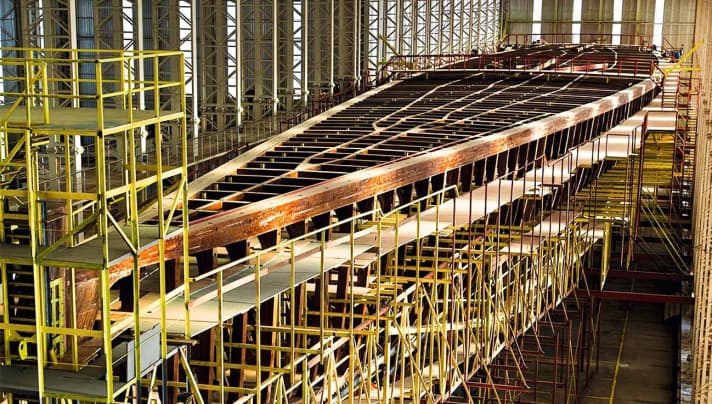 Molto da fare: questo è più o meno lo stato di avanzamento della costruzione dello scafo in legno. Il prodotto finale classico-moderno con le linee di Ken Freivokh avrà un armo in carbonio di dimensioni Panamax. | n.