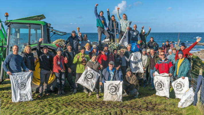 On a calm, sunny morning: clean-up with all participants on a wild stretch of beach in the west of the island.