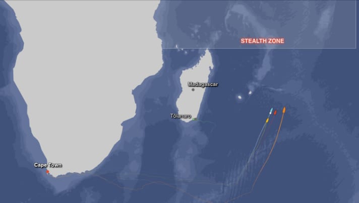   Das Feld segelt im Eilzugtempo nach Norden mit Groupama auf der rechten Außenbahn. Sanya, ganz links, ist beim Boxenstopp in Madagaskar
