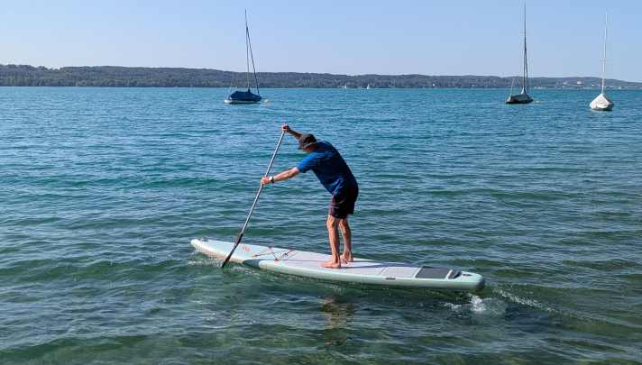 Das Board liegt lang im Wasser, lediglich der Bug ist aufgebogen: das passt sehr gut zum Allround-Touring-Charakter.