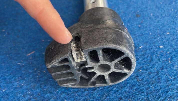 Verstecktes Kleinteil: Die Klemme für den gespannten Tampen ist bei den meisten Verlängerungen einzeln eingeklebt, kann sich mit der Zeit lösen und schlimmstenfalls rausfallen.