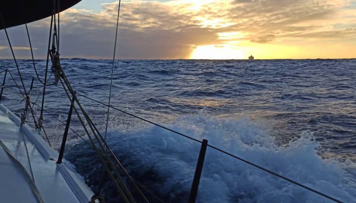   Impression atlantique à bord du "Rosalba". A l'horizon, on aperçoit un bateau de fête des Caraïbes qui est resté en vue pendant plusieurs jours pour l'équipage de la "Rosalba".