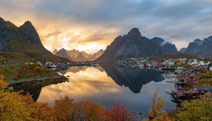 The village of Reine in the south-west of Lofoten with its rorbuers (fishermen's huts) is one of the most photographed motifs in the archipelago.