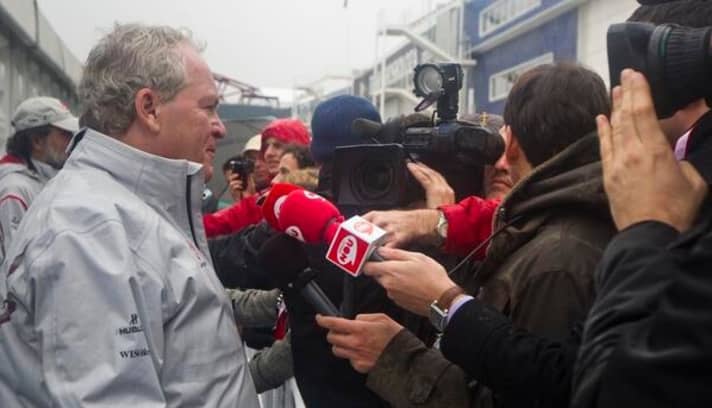   Stets ein gefragter Mann im America's Cup: Rolf Vrolijk im Gespräch mit Cup-Journalisten