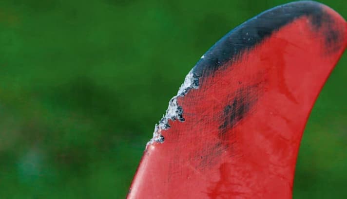 Beschädigungen dieser Art an der Finne sind beim Kauf Ausschlusskriterien – oder sollten dringend ausgebessert werden. Kleinere Macken sind zumindest ein Argument bei der Preisverhandlung.