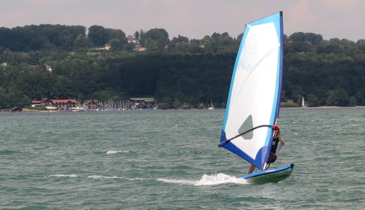 With three or four wind forces, you get a real surfing feeling. Here on the Starboard 12'6'' with special SUP sail.