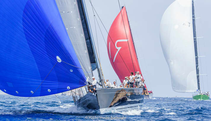 "Magic Blue", a Wally 95, shortly before recovering the gennaker. | s.