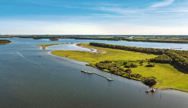 Liegen in idyllischer Natur: etwa an einem der vielen Stege wie hier vor dem Ostufer von Haringvreter, der größten Insel auf dem Veerse Meer, zwischen Kamperland und Veere
