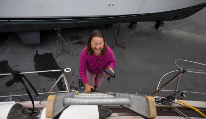 Die Arbeiten an ihrer „Nereida“ stemmt Jeanne Socrates selbst. Sie will ihr Boot kennen, um sich auch unterwegs selbst helfen zu können