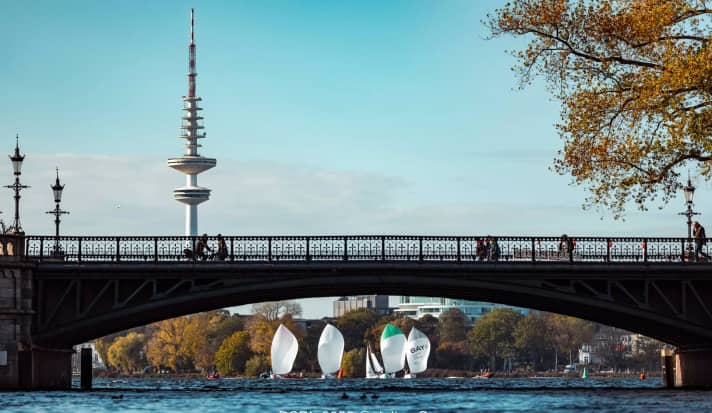 La finale de la DSL à Hambourg, joliment encadrée par les rives de l'Alster et les ponts de Hambourg, est illustrée par cette carte postale du photographe d'événements Julius Osner.