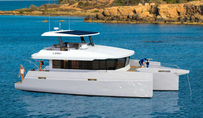 Der Trimaran verfügt über zwei Fahrstände: im Deckshaus und auf der Flybridge