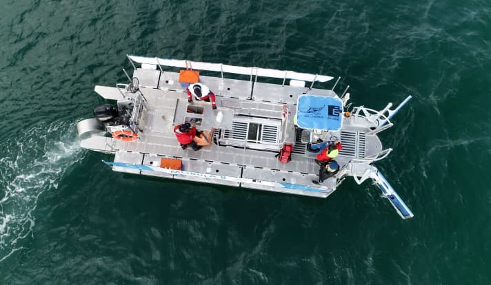 The "Mobula 8" collects plastic waste from the sea off Bali