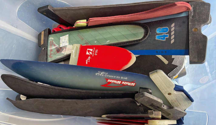 Ambitious surfers quickly accumulate such a pile of fins - so it's easy to find them on the second-hand market.
