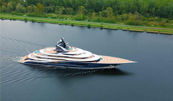 Die 122-Meter-Lürssen wird der Star der Show. Das Nuvolari-Lenard-Design reist mit Hybridantrieb und Jaguar-Galionsfigur und soll Charter­kunden überzeugen. Für drei Millionen Euro pro Woche genießen bis zu zwölf Gäste das von Reymon Langton gestaltete Interieur des Sechsdeckers.