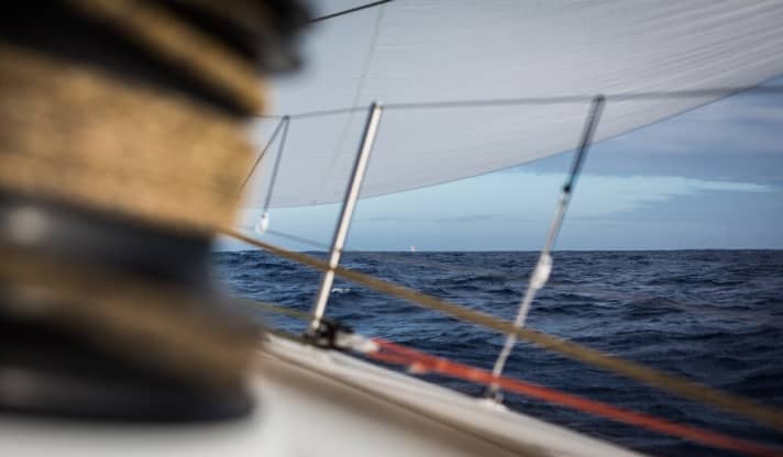   Bild von Bord von Vestas Wind: Am Horizont kommt Abu Dhabi Ocean Racing in Sicht – nach 19 Tagen auf See!