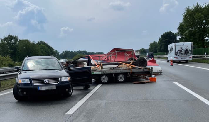   Ungewollt geslippt. Der Hänger scheint nicht für den Bootstransport gebaut zu sein. Er erinnert an einen Pkw-Trailer mit improvisierten Lagerböcken, die mitsamt der Yacht koppheister gingen