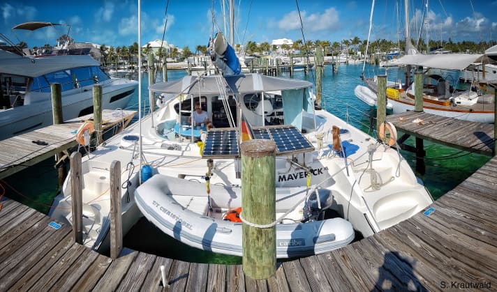 yacht/katamaran-heck-leinen-kreuz_e178b5f2377fb3aac5dc2cc10d4b623e