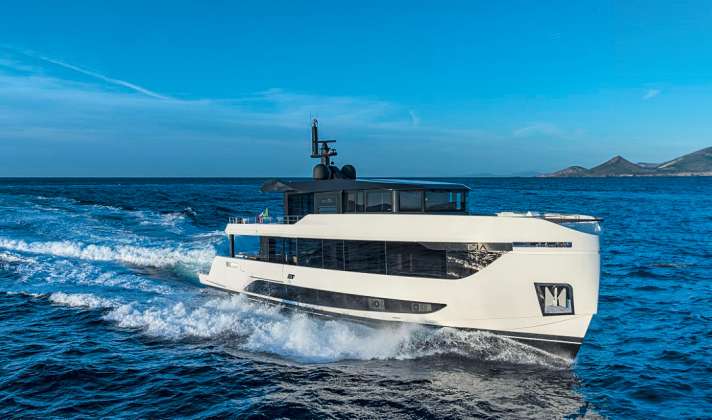 Arcadia Yachts kommt mit dem voluminösen Halbgleiter A96 (29 m) und dem Mini-Explorer-Modell Sherpa in 60 und 80 Fuß nach Cannes.