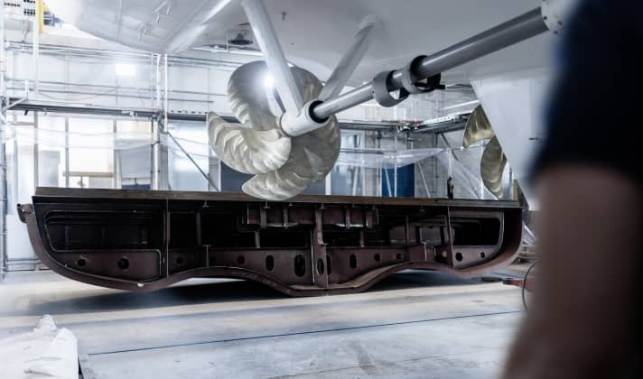 Weiter geht’s: Die 1,50 Meter lange Hydraulik-Badeplattform wurde hinter dem Heck platziert.