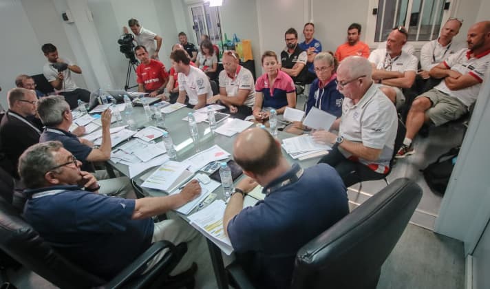  Protestverhandlung der Isaf-Jury in Lissabon mit den Teams Dongfeng, Mapfre und SCA