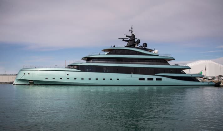 "Kenshō": Admiral painted the 75-metre-long steel and aluminium structure in a glacier green metallic finish. | k.