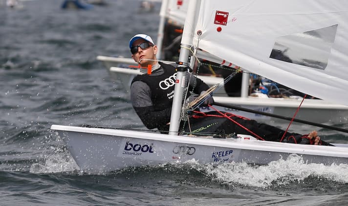   Tobias Schadewaldt greift im Laser an. Ursprünglich hatte der Sieger der ersten Bundesliga-Regatta in diesem Jahr auch an der J70-Europameisterschaft teilnehmen wollen, doch aufgrund des großen Interesses (96 Teams!) fand sich für den Olympia-Elften von 2008 kein Boot. So wich Schwadewaldt kurzerhand auf seine ehemalige Paradeklasse aus, lieh sich einen Laser und misst sich mit dem olympischen Feld