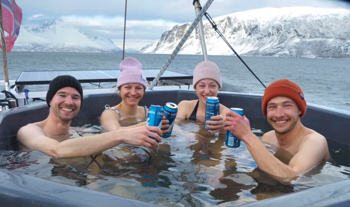 Heißkaltes Vergnügen. Die Segler wärmen sich im Hot Tub auf dem Achterdeck auf, Abkühlung folgt danach im Meer
