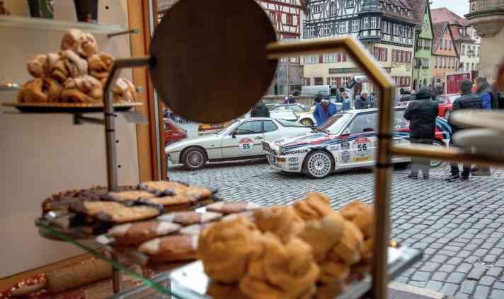 Mittelalterlich: Rothenburg ist bekannt für seine Altstadt und die Schneeballen aus Mürbeteig. Unser 924 befindet sich in guter Rallye-Gesellschaft