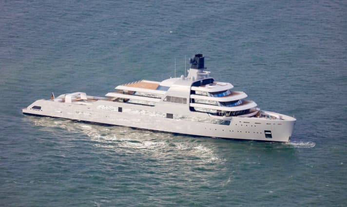 On test drive: The twelve-metre pool is delimited at the bottom by a glass floor and at the top by a kind of canopy, with which Marc Newson picks up on the bow shape. He had the mast bevelled in the opposite direction to the direction of travel. Like most of the fuselage hatches, the helicopter hangar is partially glazed. | t.