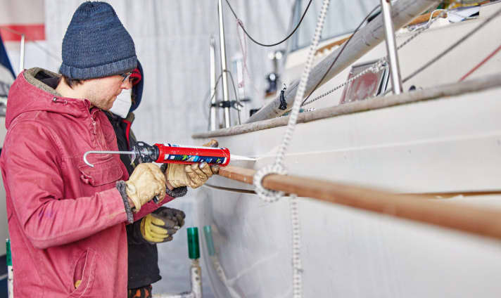 Stückweise in etwa 2-Meter-Schritten festkleben