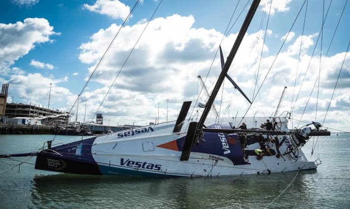 Da war es nur ein Krängungstest in tiefem Wasser, jetzt ist es bittere Realität: Team Vestas Wind aufgelaufen