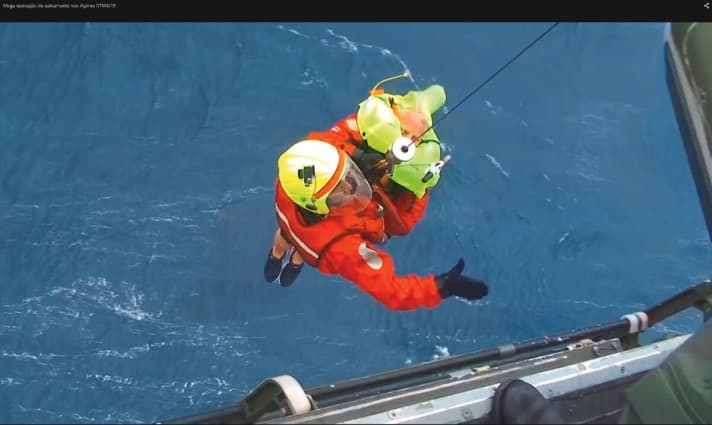   Die Crew wird zum Helikopter aufgewinscht