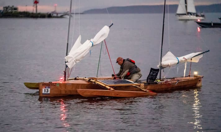   È ammesso tutto ciò che può muoversi sull'acqua senza motore. Ecco un velista monoguidato con una barca a remi a vela munita di stabilizzatori
