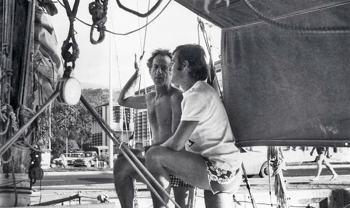 Le premier tour du monde à la voile en solitaire allemand, Wilfried Erdmann, en 1966, en conversation avec Bernard Moitessier (à gauche). A l'époque, le Français avait déjà le Cap Horn dans son sillage. Tous deux naviguaient alors sans public, mais deviendront plus tard de grands auteurs de livres très lus.