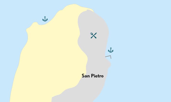   6 Panarea Nella baia di fronte alla città, le barche si ancorano su un fondo sabbioso o si legano agli ormeggi. A nord-ovest, la baia di ancoraggio sotto Punta Scritta