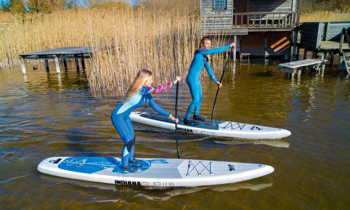 Thick or thin: The Indiana board is available in exactly the same shape in 4.75 and just under six inches. Perfect for a comparison. Our lightweight testers (here at Lake Starnberg, around 70 kilos and well under 60 kilos) found the thinner board to be no less stiff, even praising the slightly lower standing position and the resulting better "surf" feeling. Of course, both are also surfers. At a test weight of 80 kilos, the greater stiffness of the thicker board is noticeable, but the thinner board is still fully in the green zone, so the decision is a draw. We would recommend the 6-inch board for those over 85kg, even if the 4.75-inch board (in contrast to cheap 4-inch boards) is far from mutating into a banana.