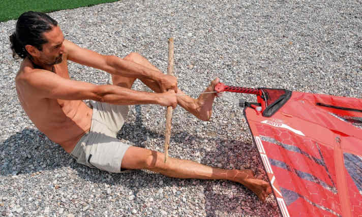 Das Severne Moto 7,8 liegt mit 92 Kilo Tampenzug am Vorliek noch im moderaten Bereich. Einige Freeracesegel erfordern zwischen 100 und 150 Kilo Zug.