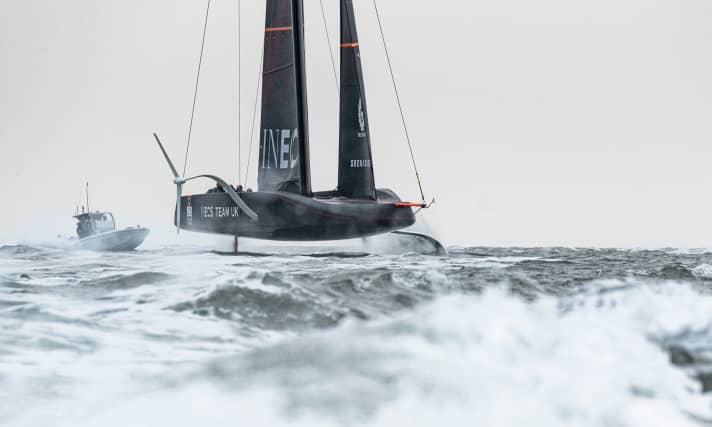   Bon, mais pas encore assez bon : le yacht de la Coupe britannique dans la 36e America's Cup. Lors de la 37e édition, l'équipe Ineos Britannia devrait réussir à percer pour la troisième fois.