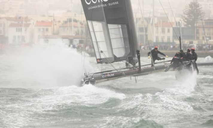   Tutto sotto controllo: il veterano Loick Peyron e l'Energy Team corrono verso il traguardo