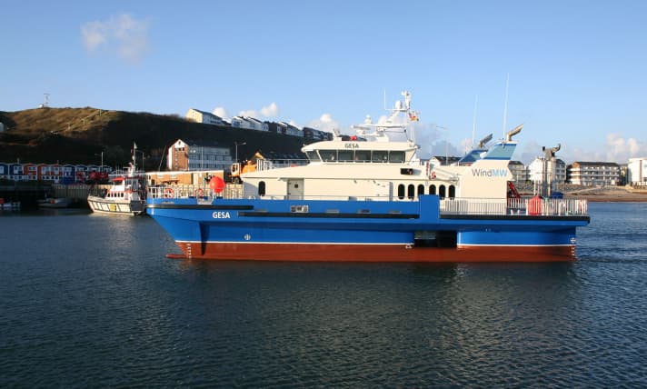   "Gesa", un catamarano ad andana, ora fa la spola tra Helgoland e le turbine eoliche
