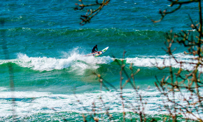   Sogar bei Westwind rollten ein paar surfbare Wellen an die Küsten. 