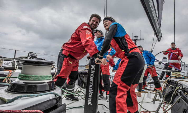  L'équipe néerlandaise AkzoNobel en action. Ici avec le skipper Simeon Tienpont (à g.) au broyeur