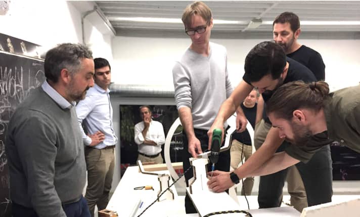   Bei der Feinabstimmung am Cockpit-Modell: Links Gianguido Girotti und Damien Jacob von Beneteau, hinten Stylist Lorenzo Argento, Konstrukteur Sam Manuard mit Seascape-Chef Andraz Mihelin (beide stehend), Miha Klinar (Gesellschafter von GigoDesign (dazwischen) mit Luka Stepan (Gigo-Chef) und Martin Sostaric (Gigo-Designer) für Seascape