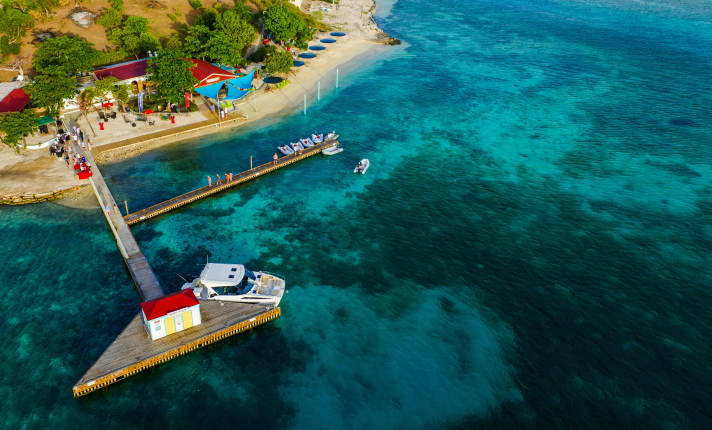The jetty with dinghy dock in front of the beach