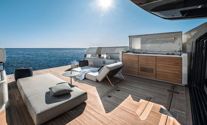 Aus Cargo- wird Relax-Deck: Platz ist für zwei Sonnenliegen und eine stattliche Wetbar mit Grill und Kühlschrank. | k.