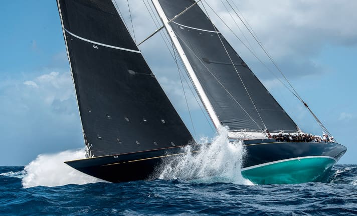 La prua a cucchiaio e la poppa da yacht occupano 16 metri dello scafo lungo 43 metri. La linea di galleggiamento è estremamente corta.