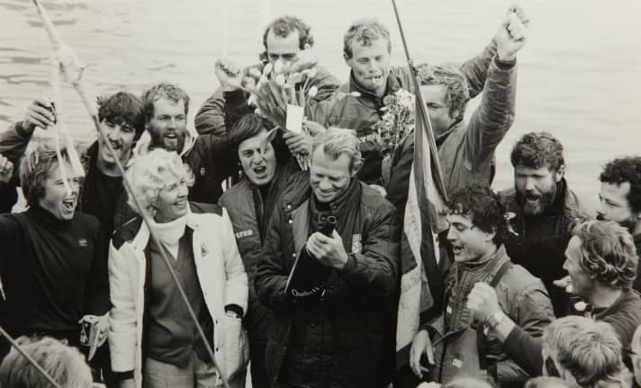   Van Rietschoten et son équipage du "Flyer II" : le jeune Grant Dalton se trouve en diagonale à droite derrière le skipper.